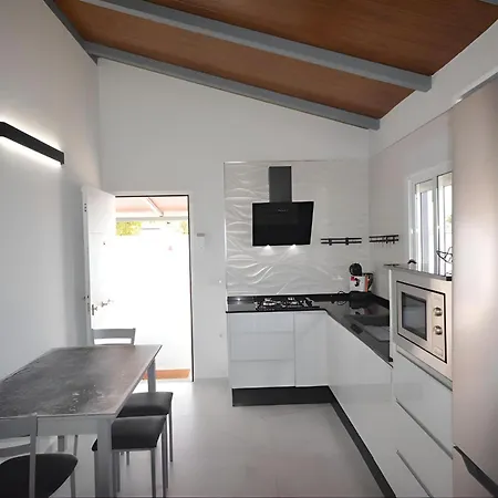 Con Barbacoa Y Piscina Familias. Holiday home *