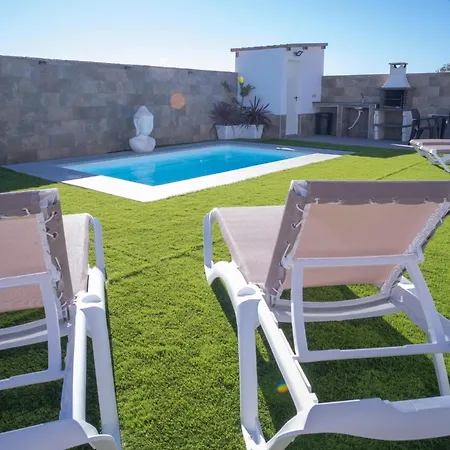 Con Barbacoa Y Piscina Familias. Holiday home *