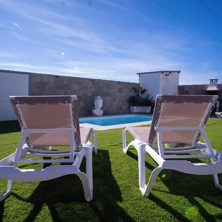 Con Barbacoa Y Piscina Familias.