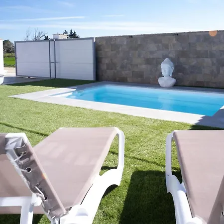Con Barbacoa Y Piscina Familias. Holiday home