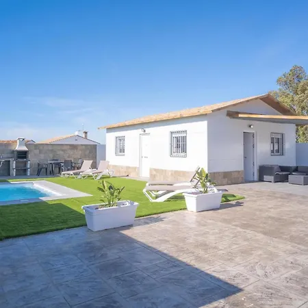 Con Barbacoa Y Piscina Familias. Holiday home *